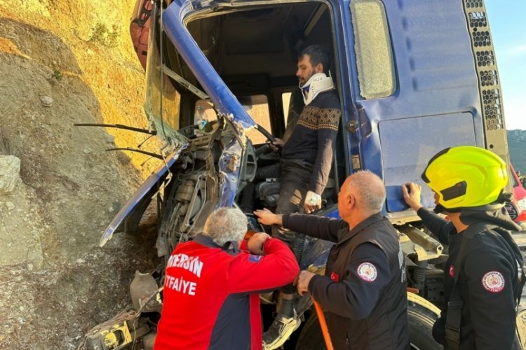 Mersin'de tırda sıkışan s&uuml;r&uuml;c&uuml;y&uuml; itfaiye kurtardı