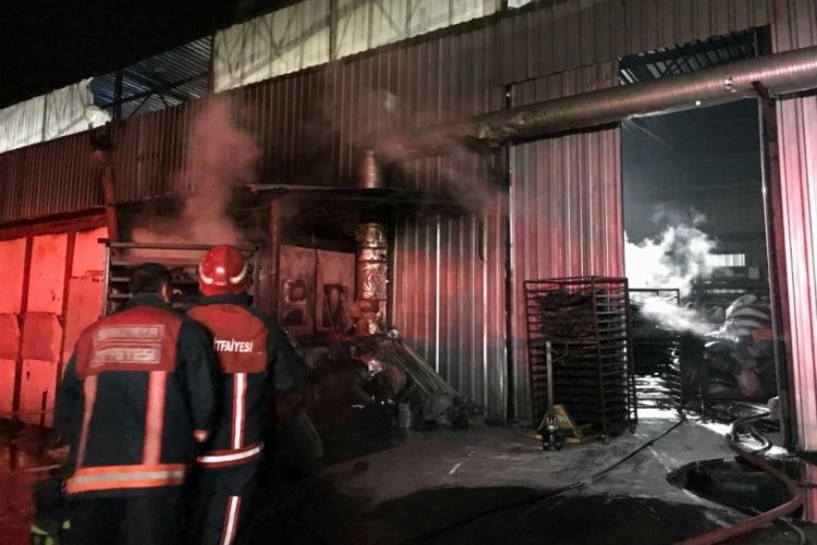 Sakarya'da mangal k&ouml;m&uuml;r&uuml; &uuml;retim tesisinde yangın