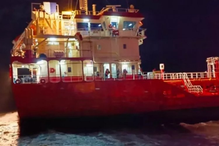 İstanbul'da gemi karaya oturdu