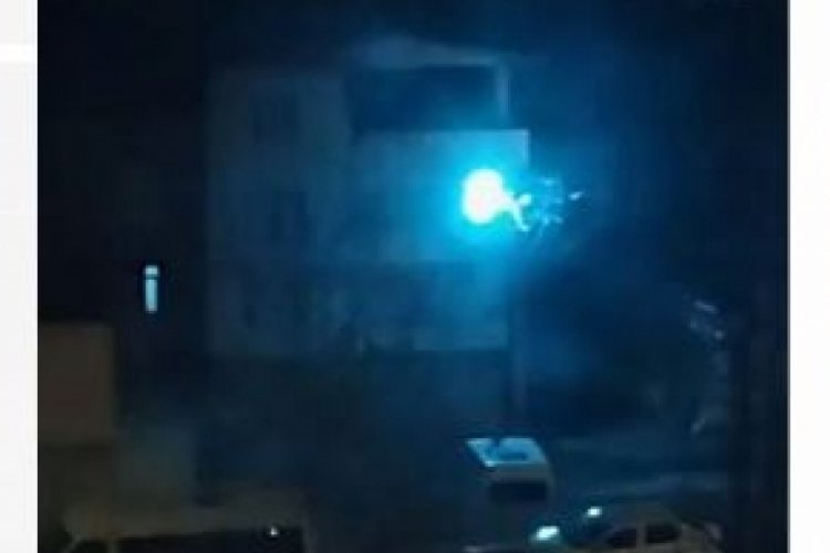 Bursa'da elektrik direğinden &ccedil;ıkan kıvılcım korkuttu