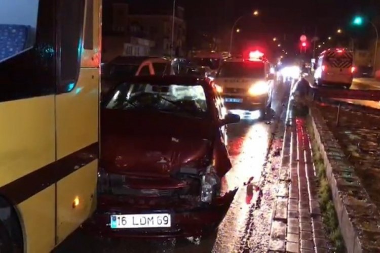 Bursa'da otomobil belediye otob&uuml;s&uuml;ne arkadan &ccedil;arptı! 1 yaralı