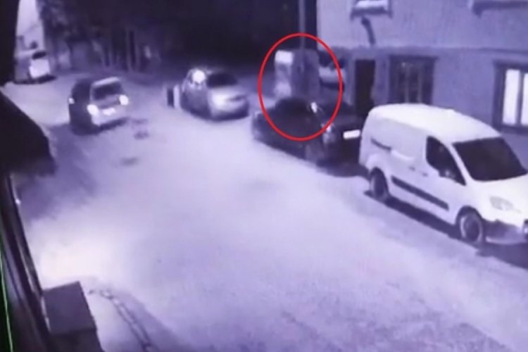 Bursa'da giysi dolabı fırtınada harekete ge&ccedil;ti, o anlar kameraya yansıdı