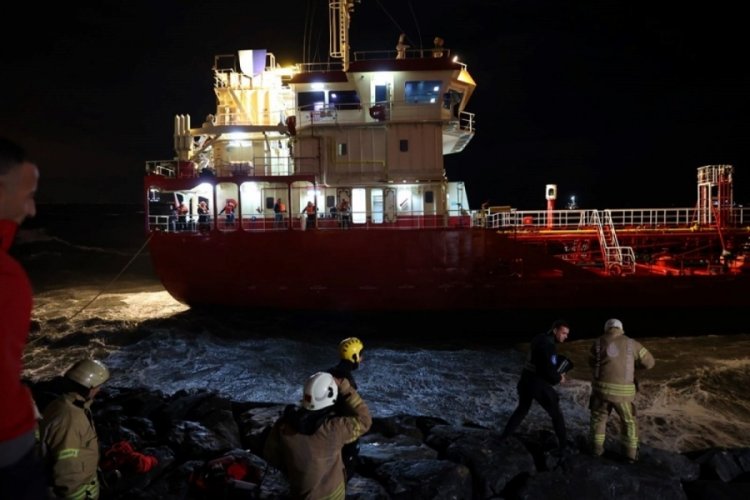 İstanbul'da gemi karaya oturdu! 11 kişilik m&uuml;rettebat kurtarıldı