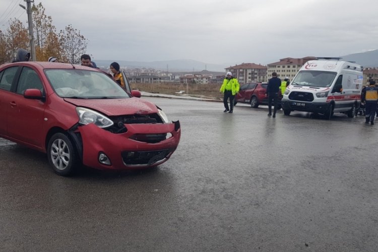 Karab&uuml;k'te iki otomobilin &ccedil;arpıştığı kazada 3 kişi yaralandı