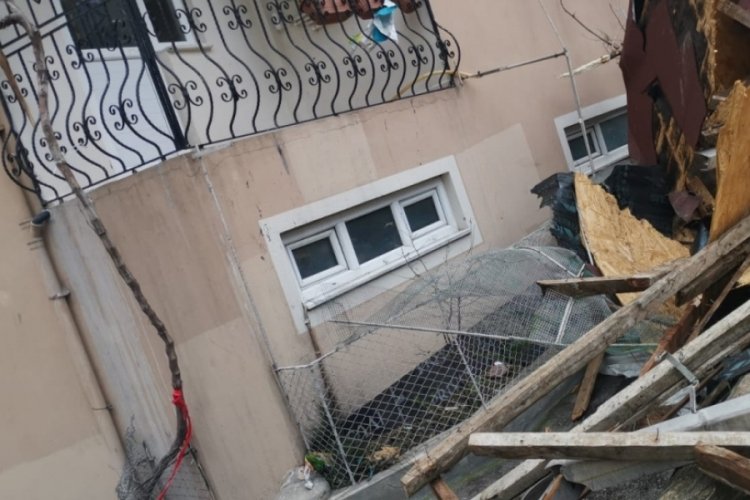 Bursa'daki lodosta trafonun &ccedil;atısı u&ccedil;tu, vatandaşların evine zarar verdi