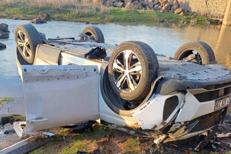 Diyarbakır'da kontrolden &ccedil;ıkan ara&ccedil; dereye u&ccedil;tu: 1 yaralı