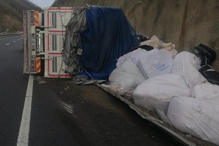 Bursa'da tır ile &ccedil;arpışan kamyon devrildi: 1 yaralı
