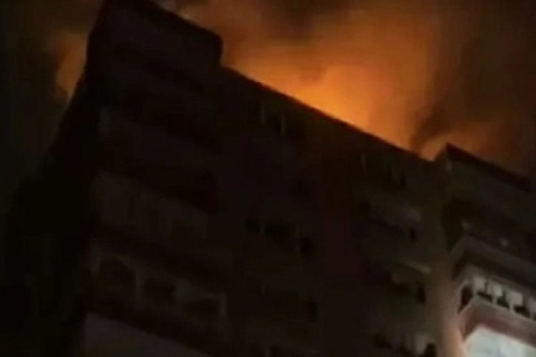 İstanbul'da apartmana yıldırım d&uuml;şt&uuml;, &ccedil;atı alev alev yandı