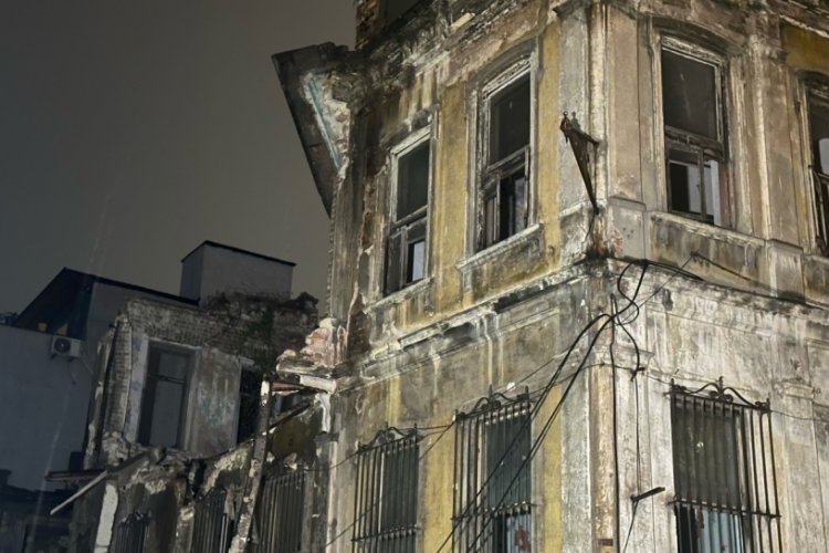 İstanbul'da metruk binada kısmi &ccedil;&ouml;kme meydana geldi