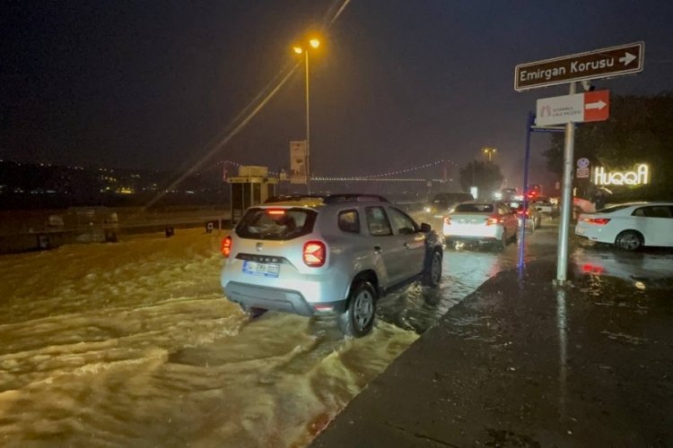 İstanbul'da sağanak nedeniyle pazar alanını su bastı