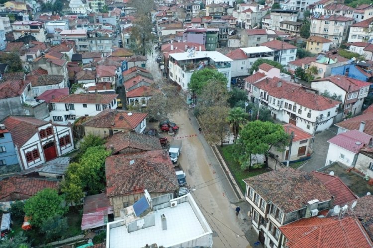 Bursa'da işyerinde mahsur kalan kadın kep&ccedil;eyle kurtarıldı
