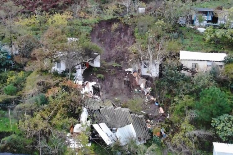 Bursa'da heyelanda 2 ev hasar g&ouml;rd&uuml;! Denizin rengi kahverengiye d&ouml;nd&uuml;