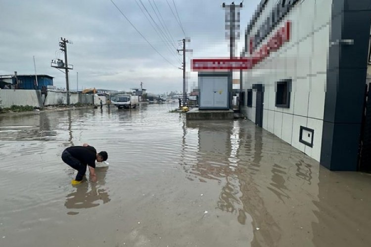 Bursa'da sağanak yağış işyerinin &ouml;n&uuml;n&uuml; fel&ccedil; etti