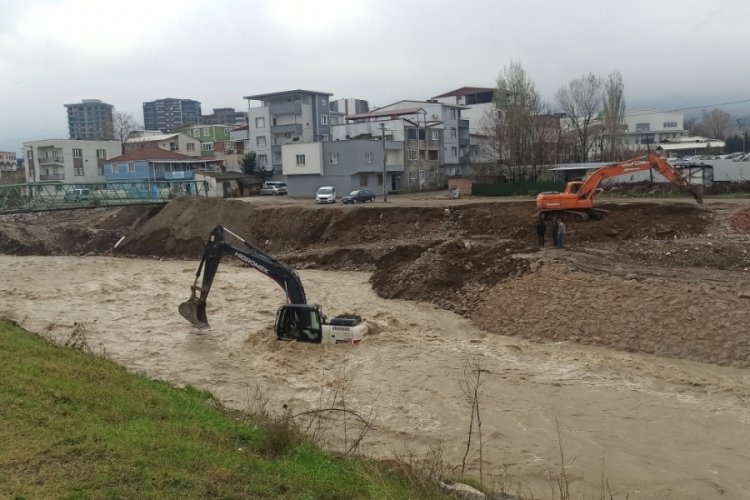 Bursa'da Deli &Ccedil;ay deresinde kep&ccedil;e operat&ouml;r&uuml; mahsur kaldı