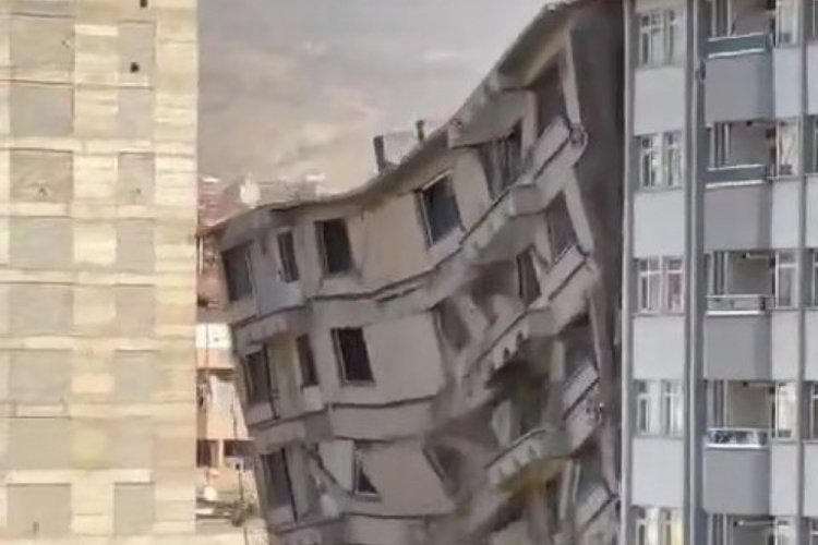 Elazığ'da 8 katlı ağır hasarı bina tek dokunuş ile yıkıldı