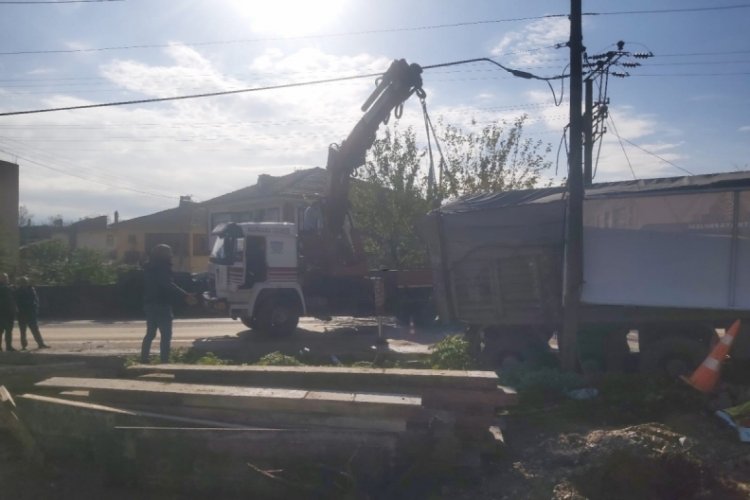Bursa'da kanala d&uuml;şen 25 tonluk tır, vin&ccedil; yardımı ile kurtarıldı
