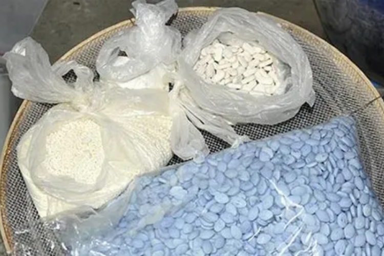 İstanbul'da ka&ccedil;ak ila&ccedil; ve &uuml;r&uuml;n operasyonu: 10 g&ouml;zaltı