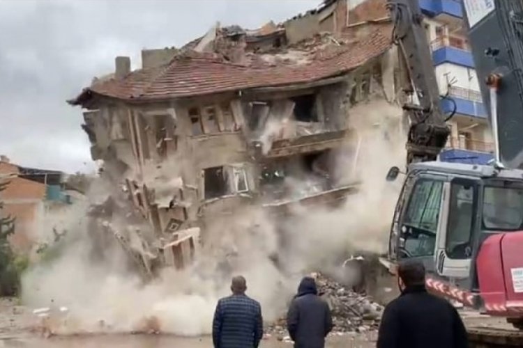 Malatya'da 4 katlı ağır hasarlı bina saniyeler i&ccedil;erisinde yerle bir oldu