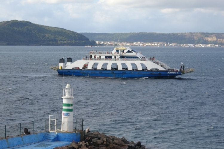 &Ccedil;anakkale'de feribot seferlerine olumsuz hava engeli!