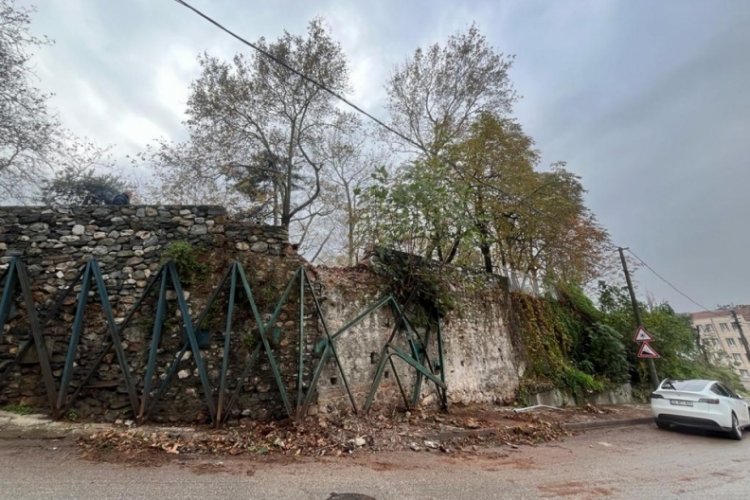 Bursa H&uuml;sn&uuml; G&uuml;zel Bah&ccedil;esi'ndeki 300 yıllık o &ccedil;ınar devrildi!