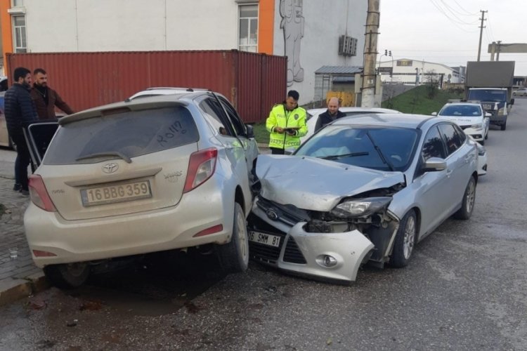 Bursa'da 2 otomobilin &ccedil;arpıştığı kazada 1 kişi yaralandı