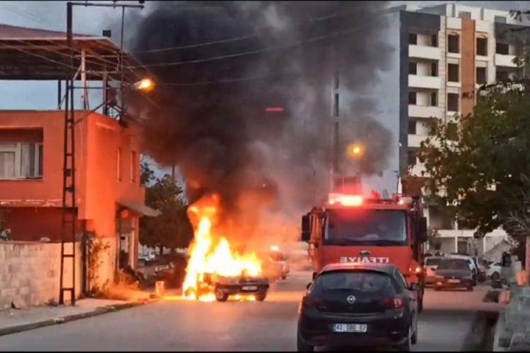 Hatay'da park halindeki ara&ccedil; alev alev yandı