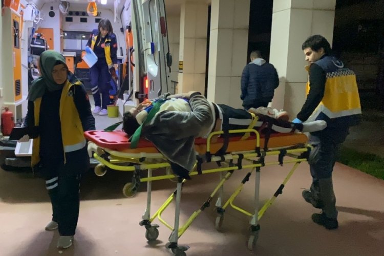 Bursa'da kontrolden &ccedil;ıkan motosiklet ağaca &ccedil;arptı: 1 yaralı