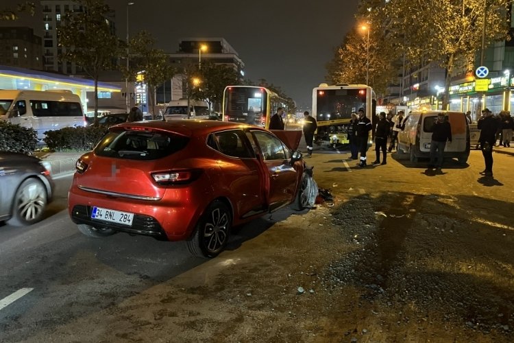 İstanbul'da İETT otob&uuml;s&uuml;ne &ccedil;arpan otomobilin s&uuml;r&uuml;c&uuml;s&uuml; hayatını kaybetti