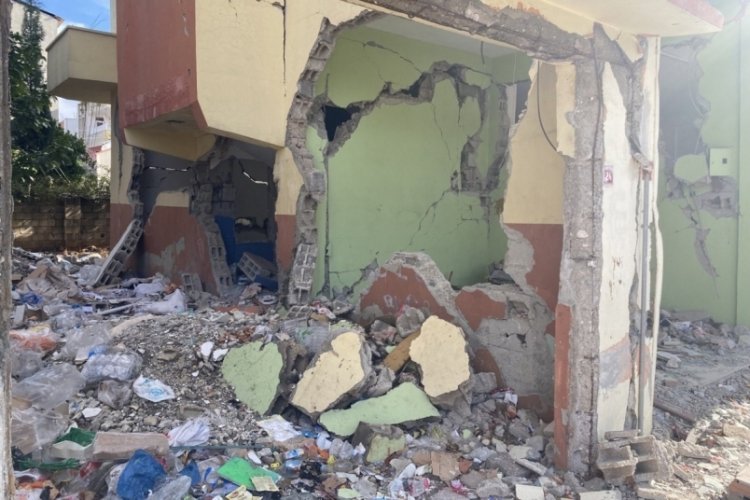 Adıyaman'da ağır hasarlı bina vatandaşları tedirgin ediyor