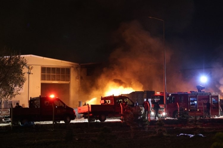 Konya'da Kalıp fabrikasındaki malzemeler alev alev yandı