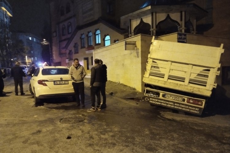 İstanbul'da kamyonet ile otomobil &ccedil;arpıştı: 2 yaralı