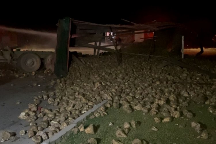 Aksaray'da  s&uuml;t tankeri ile pancar y&uuml;kl&uuml; tır &ccedil;arpıştı!