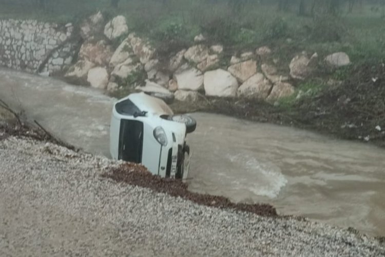 Orhangazi'de kontrolden &ccedil;ıkan otomobil sulama kanalına d&uuml;şt&uuml;!
