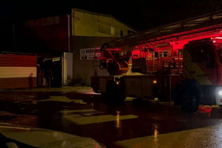 Bursa'da &ccedil;aldığı aracı par&ccedil;alayan şahıslar polis ekiplerince yakalandı