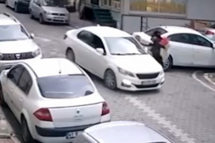 Sokakta y&uuml;r&uuml;yen kadını eliyle taciz etti