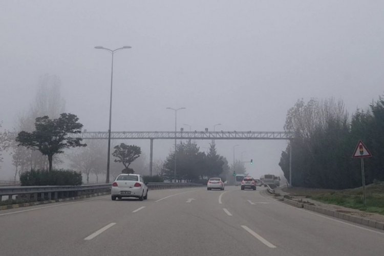 Karab&uuml;k'te yoğun sis nedeniyle g&ouml;r&uuml;ş arası mesafe kısaldı