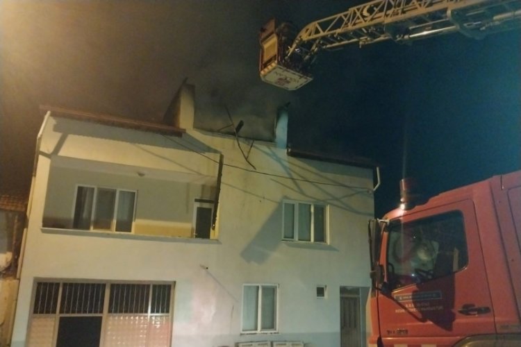 Bursa'da 2 katlı binanın &ccedil;atısında yangın &ccedil;ıktı