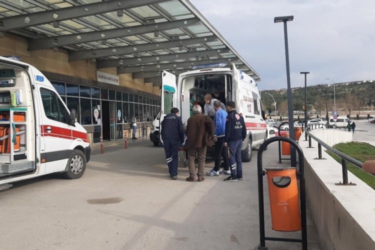 Ağrı'da kamyonetle &ccedil;arpışan servisteki 20 &ouml;ğrenci yaralandı