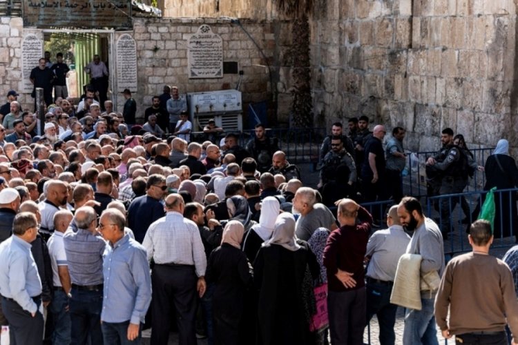 İsrail g&uuml;&ccedil;leri Mescid-i Aksa'da cuma namazı kılınmasını 8 haftadır kısıtlıyor