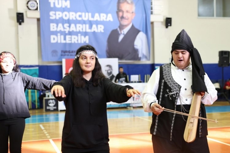Bursa'da  "Engelsiz Spor Etkinliği"ne katılan &ouml;ğrenciler, h&uuml;nerlerini sergiledi
