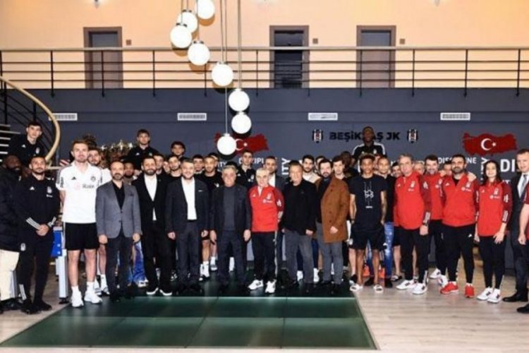 Beşiktaş Başkanı &Ccedil;ebi, futbol takımıyla vedalaştı