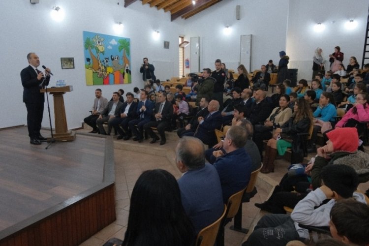 Alinur Aktaş'tan &Ouml;zhan Market'e plaket