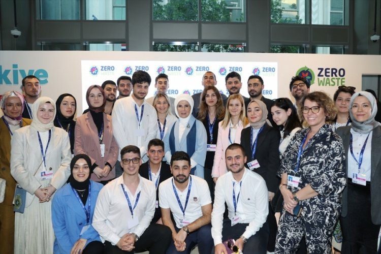 Emine Erdoğan, Dubai'de iklim el&ccedil;isi gen&ccedil;lerle bir araya geldi: