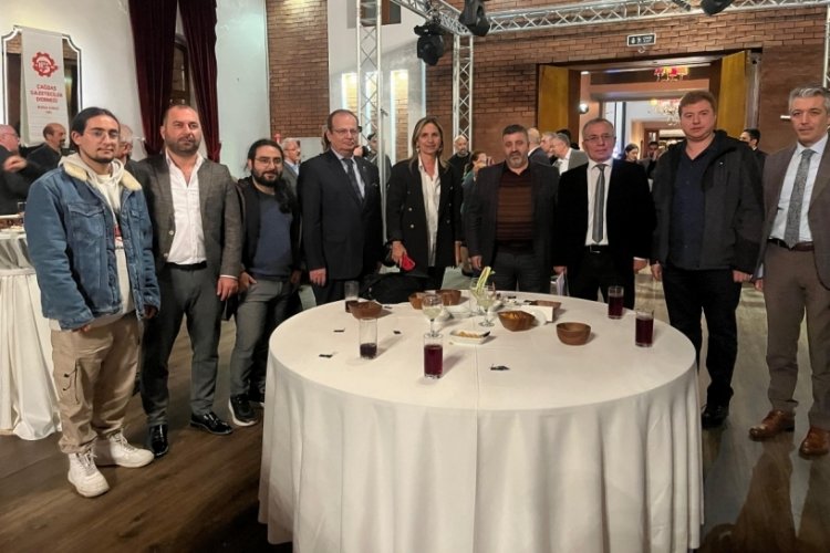 &Ccedil;GD Bursa 2023 &ouml;d&uuml;l gecesinde Bursada Bug&uuml;n Muhabiri Fatih Mısır'a gen&ccedil; kalem &ouml;d&uuml;l&uuml;