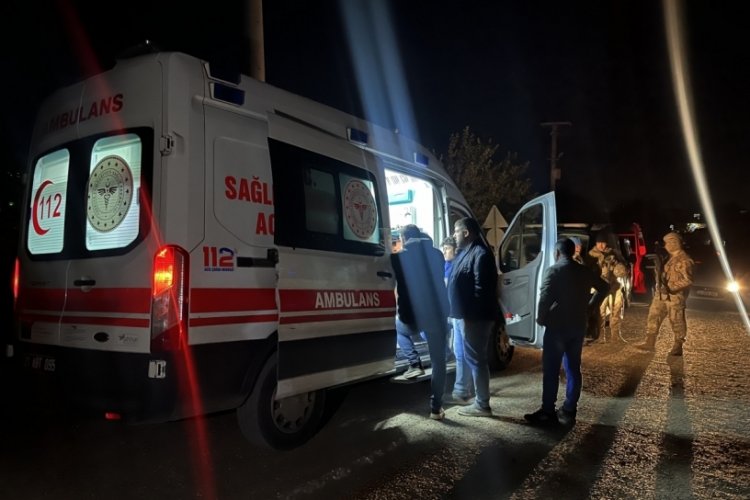 Diyarbakır'da &ccedil;ocukların kavgasına aileler karıştı: 12 yaralı