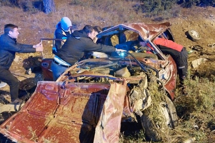 Burdur'da kontrolden &ccedil;ıkan otomobil takla attı: 1'i ağır 2 yaralı