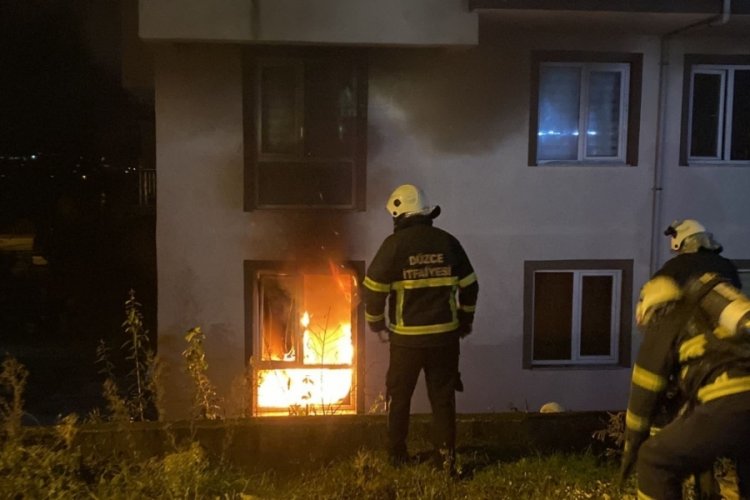 D&uuml;zce'de apartman dairesinde yangın &ccedil;ıktı