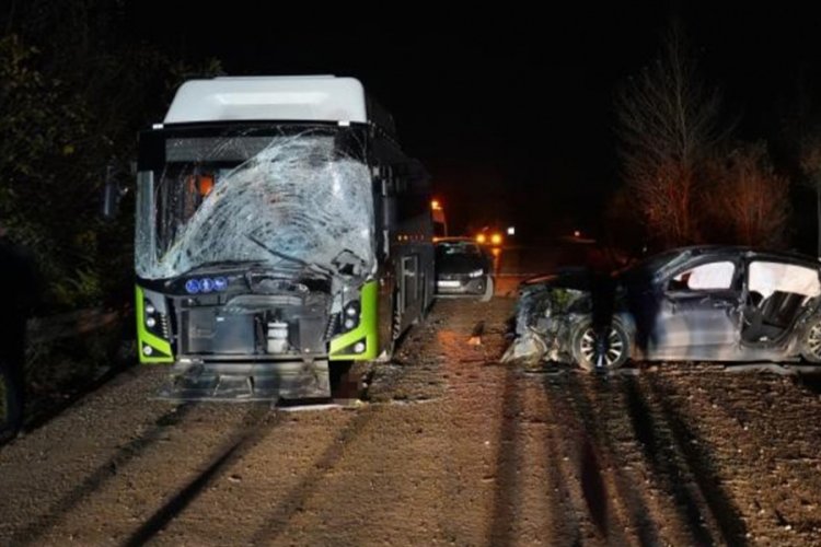 Ankara 'da iki otomobil kafa kafaya &ccedil;arpıştı: 2 &ouml;l&uuml;