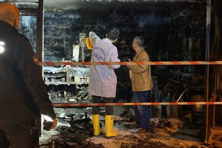 Kocaeli'de hobi d&uuml;kkanı alevlere teslim oldu