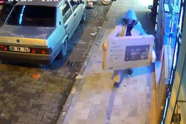 Manisa'da g&ouml;z&uuml;ne kestirdiği televizyonu sırtlayıp g&ouml;t&uuml;rd&uuml;